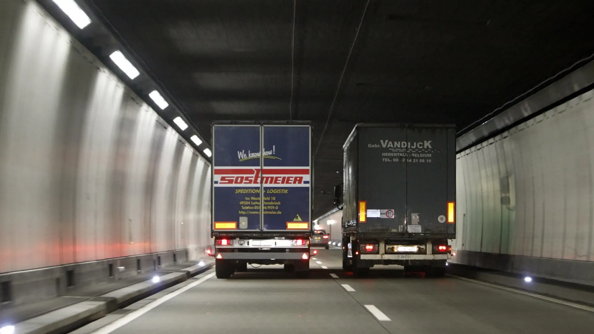 Tunnel mit zwei Lastwagen auf der Strasse