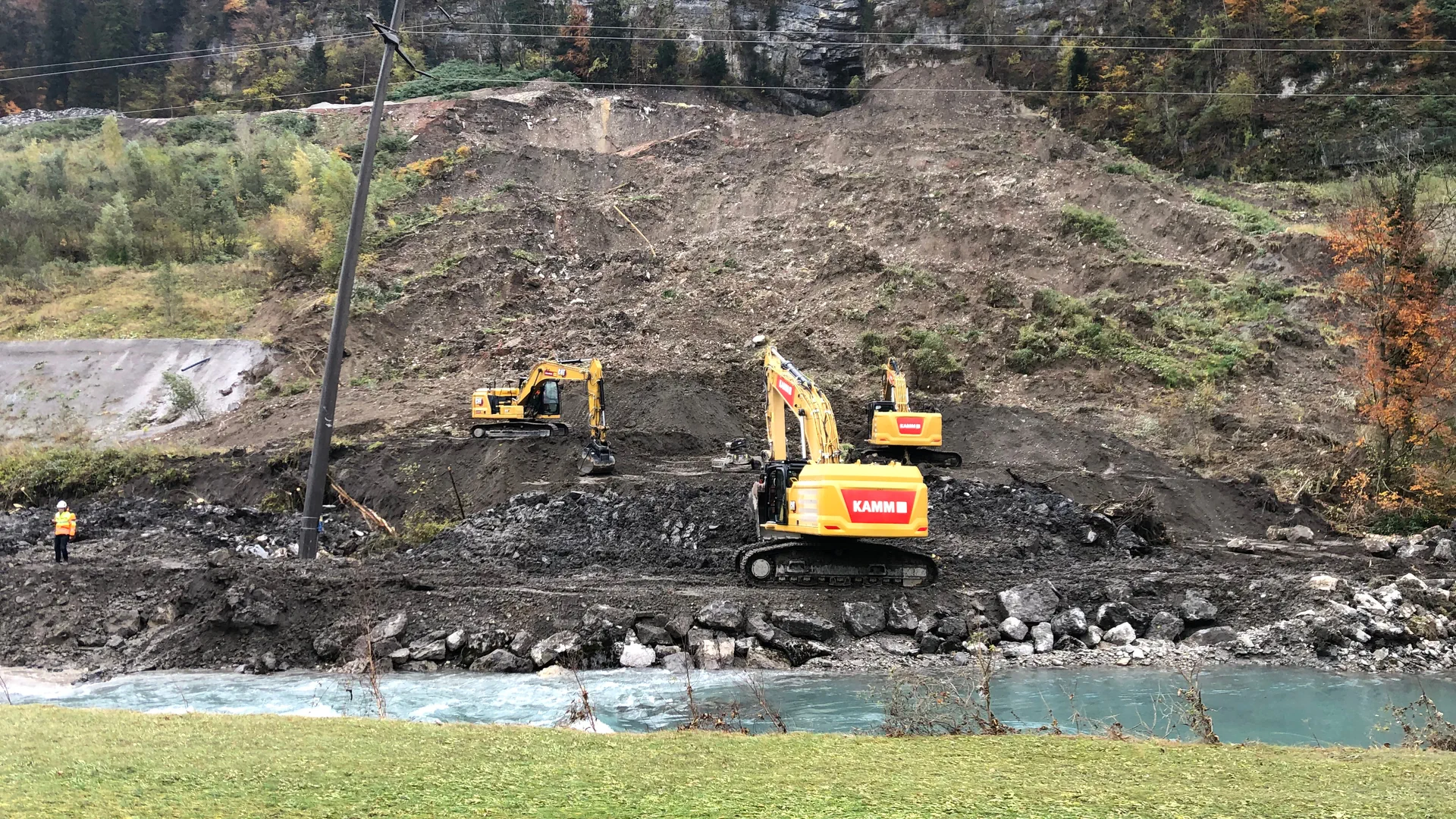 Drei Bagger arbeiten am Linthkanal