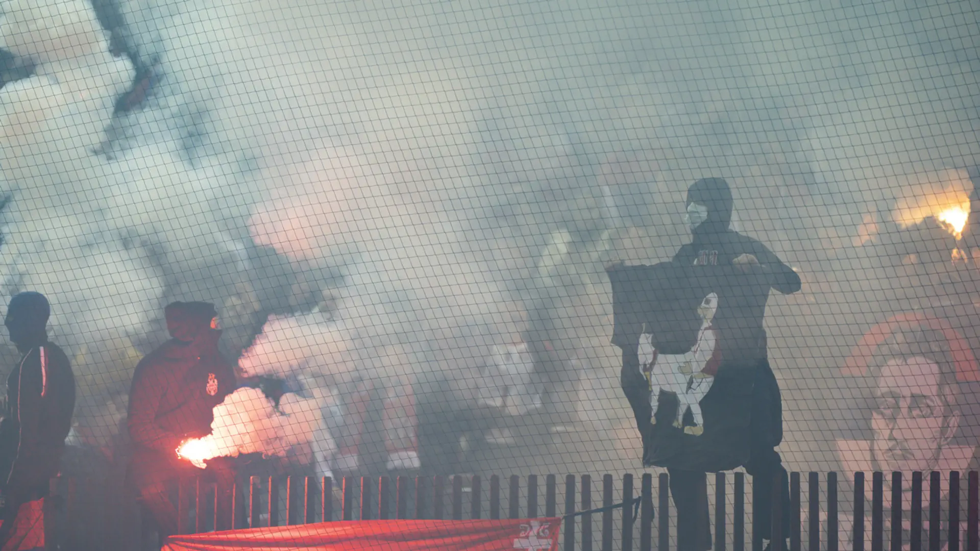 Fans zünden Pyro im Stadion