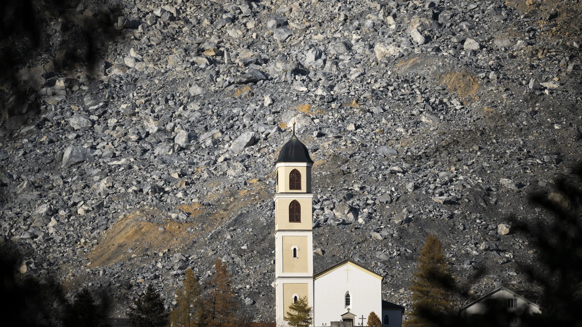 Die Kirche im Vordergrund, die riesige Schutthalde dahinter.