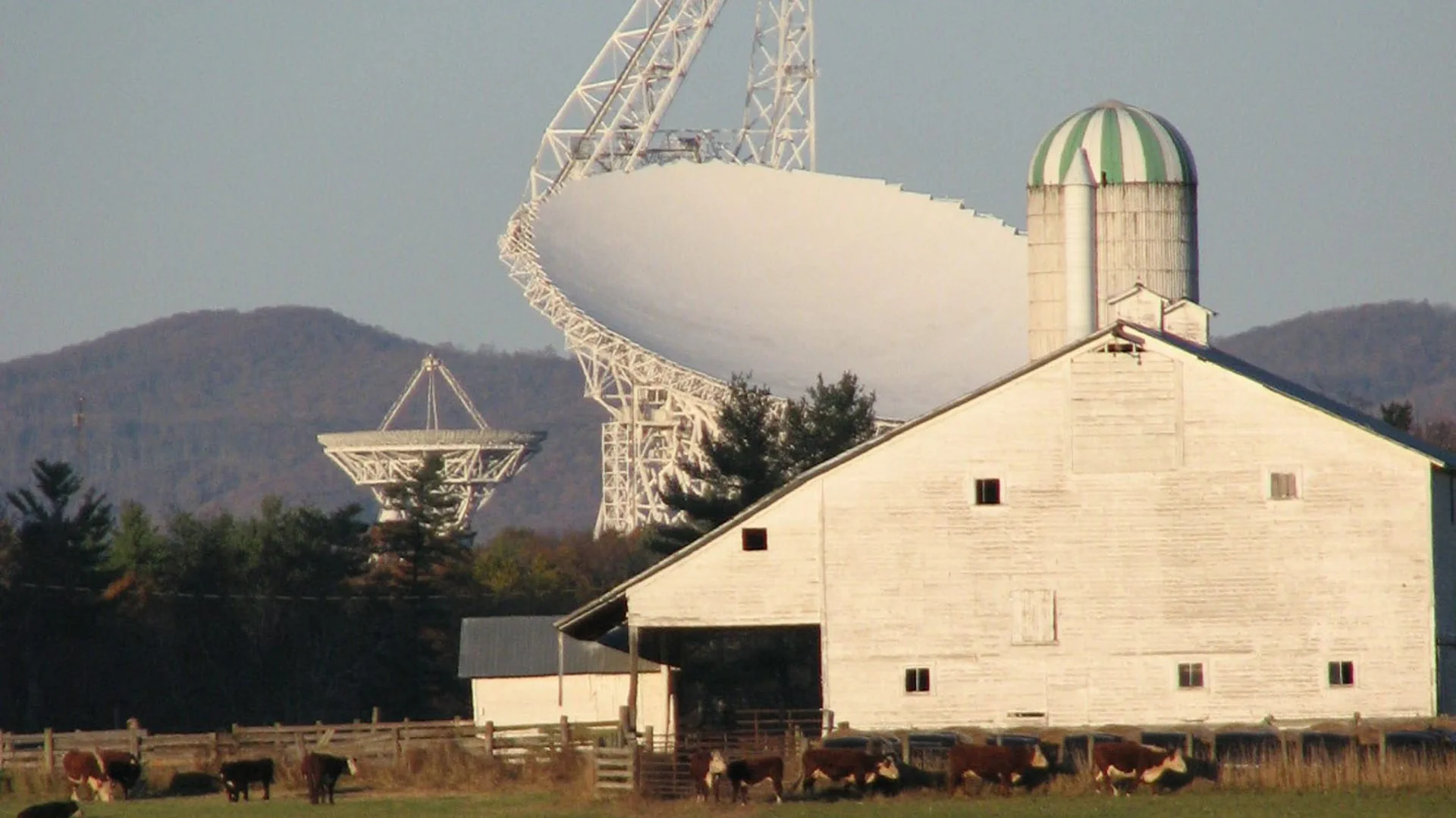 Das Robert C. Byrd Telescope am National Radio Astronomy Observatory erhebt sich am 26. Oktober 2008 über der ländlichen Landschaft von Pocahontas County, West Virginia.