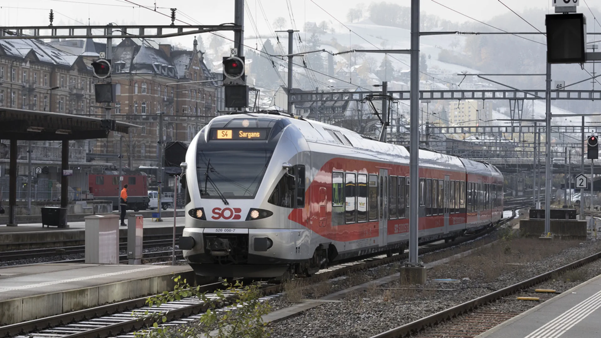 Ein Zug der SOB in einem Bahnhof