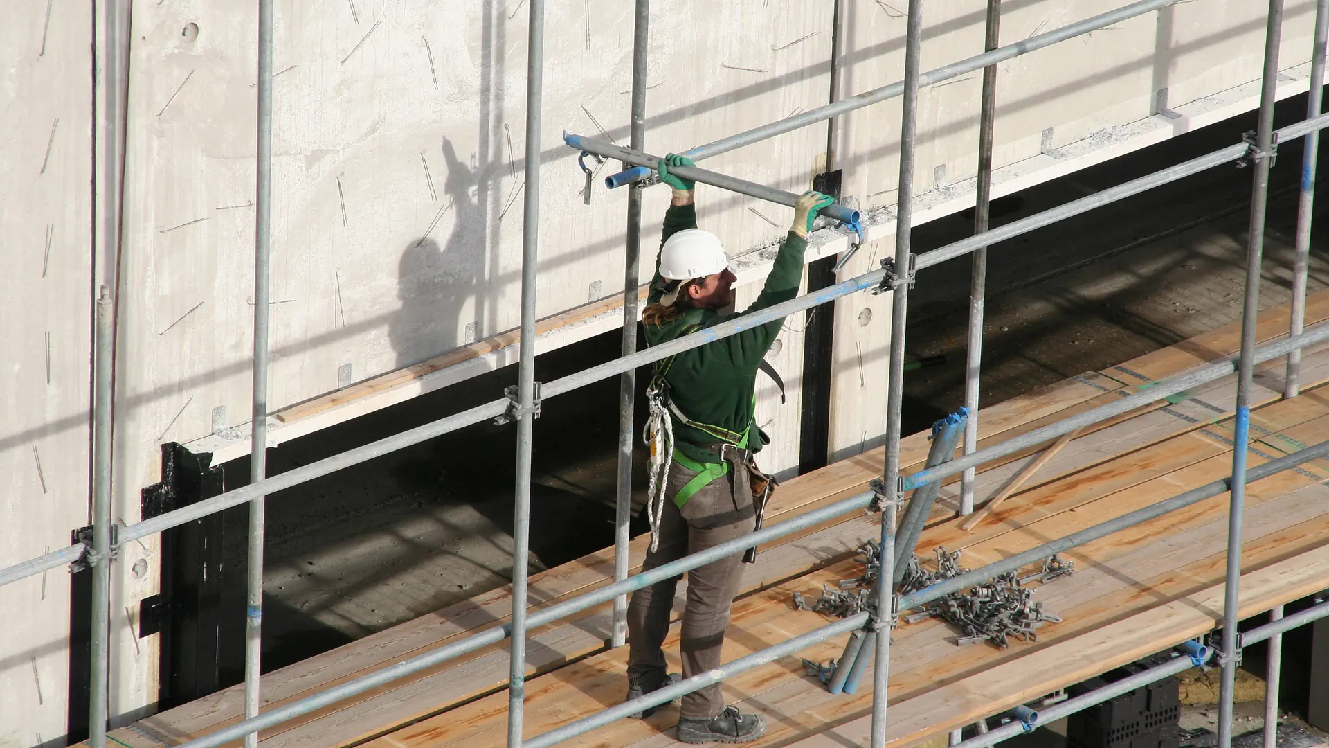 Junger Mann auf Baustelle am Arbeiten