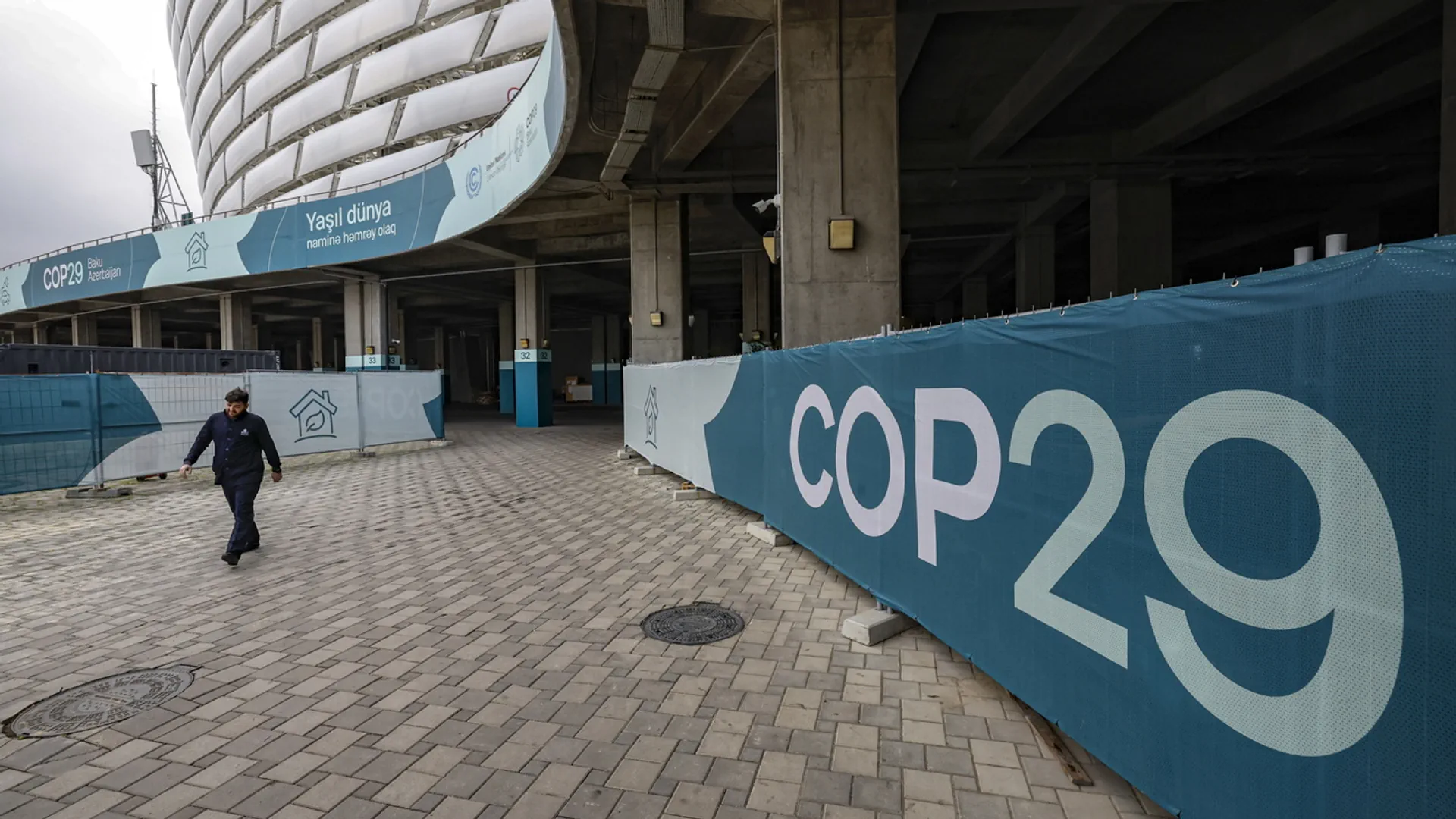 Eine Abschrankung mit der Aufschrift "COP29" steht in Baku auf dem Gelände der Konferenz