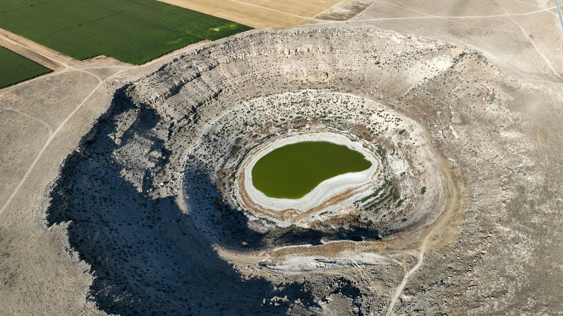 Ein grosses Sinkloch auf einem Acker in der Türkei.