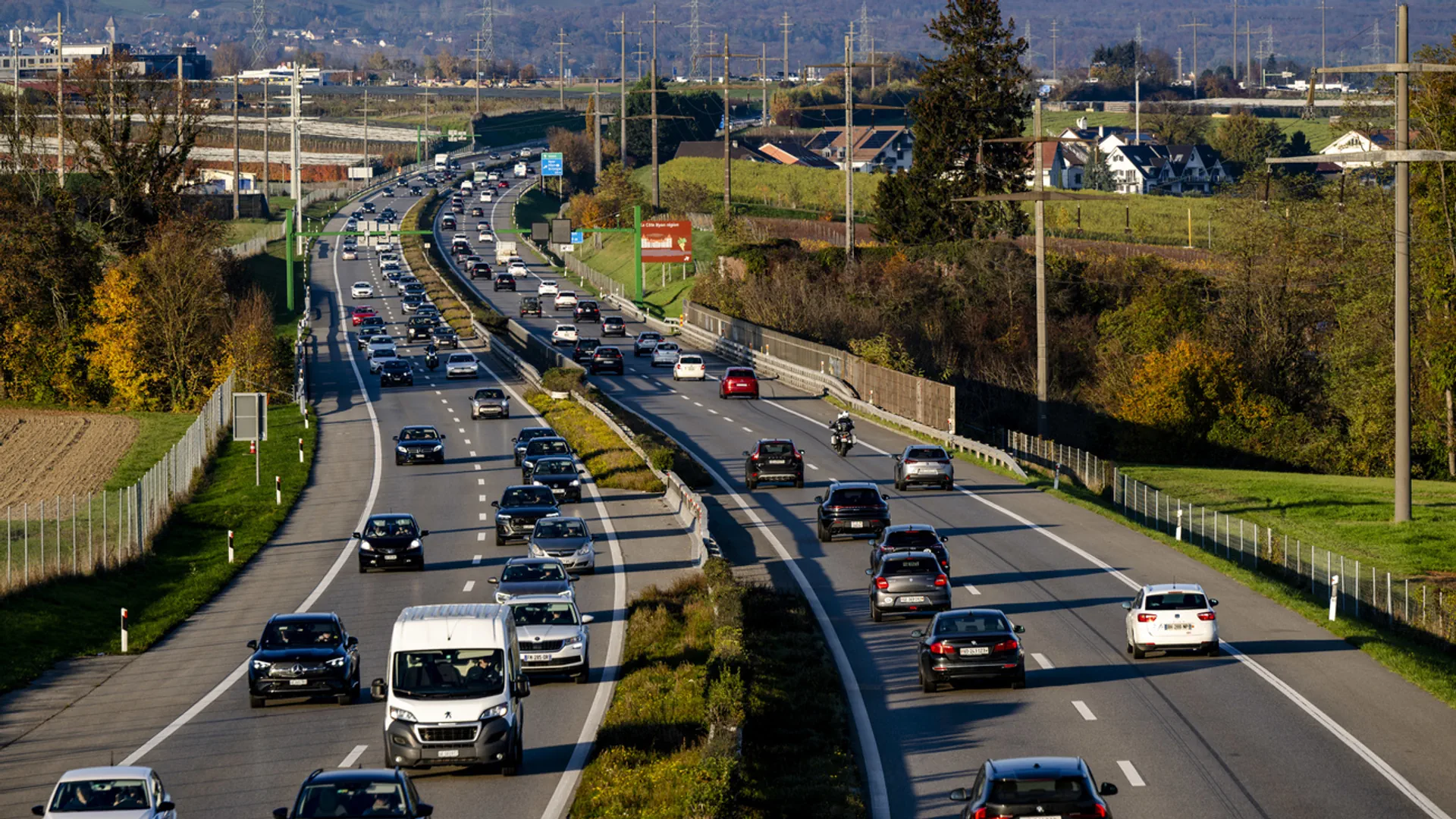 Viele Autos auf der Autobahn.