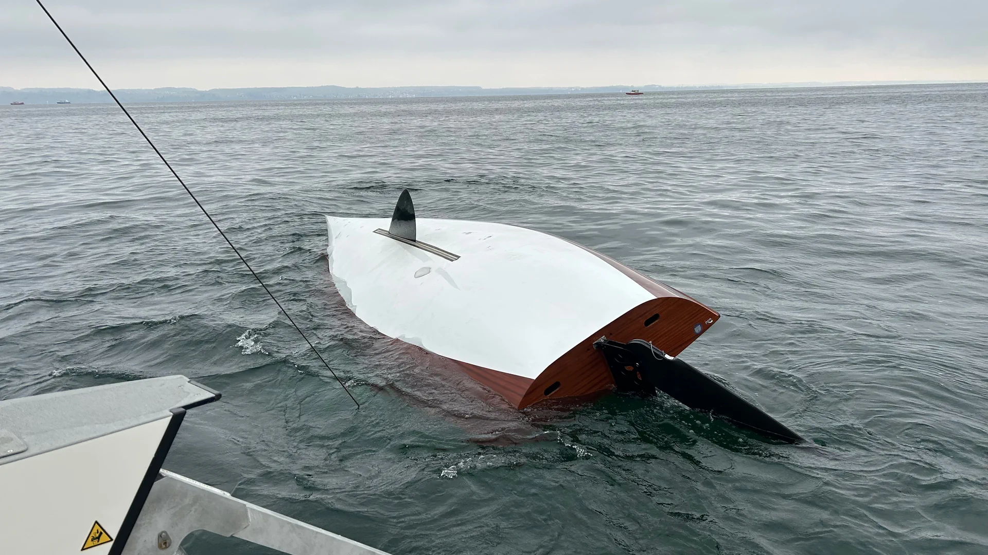 Gekentertes Segelboot im Bodensee