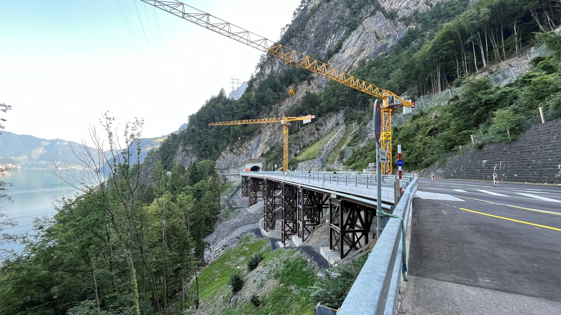 Baustelle auf einer Strasse an einem steilen Seeufer