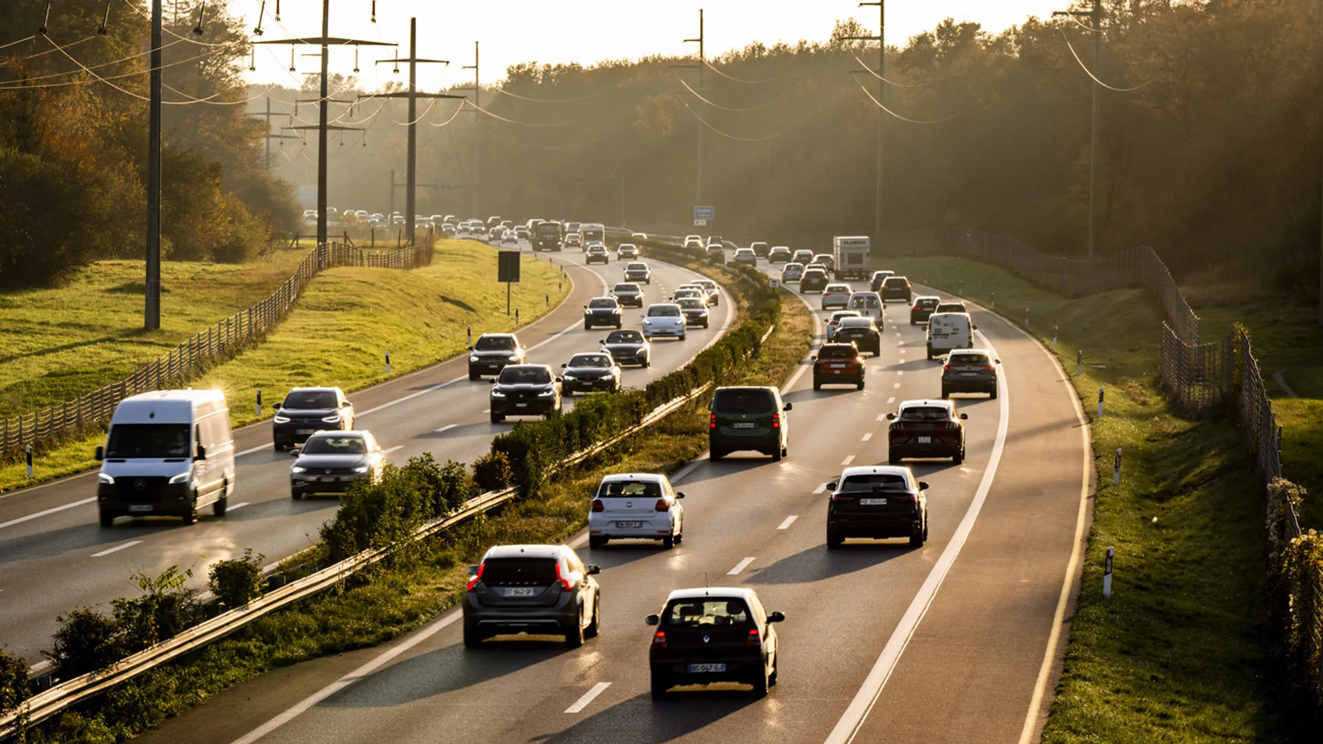 Verschiedene Fahrzeuge verkehren auf der Autobahn A1 während einem sonnigen Tag