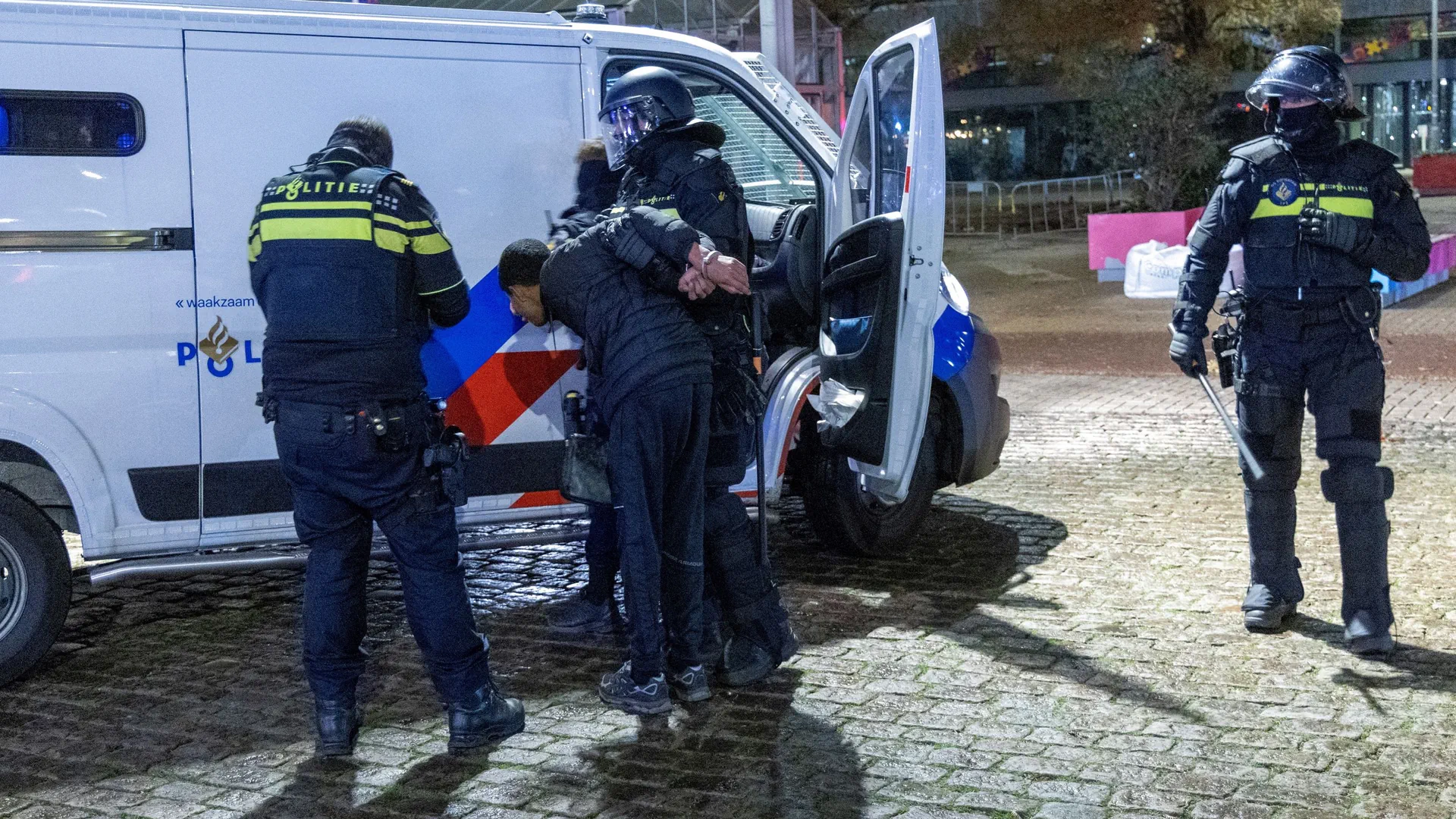 Nach Angaben der Polizei randalierten im Westen der Stadt dutzende, vorwiegend junge Männer.