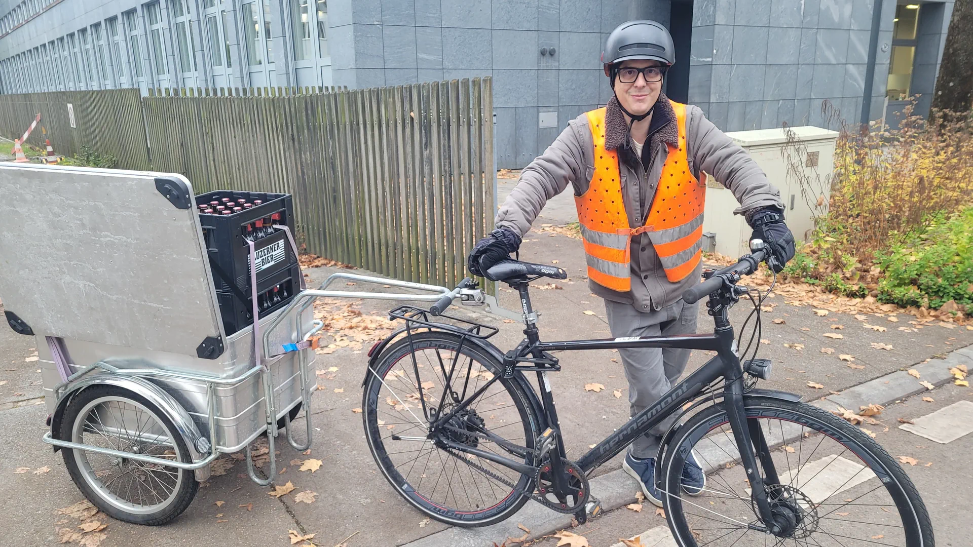 Mann mit Velo und Leuchtweste