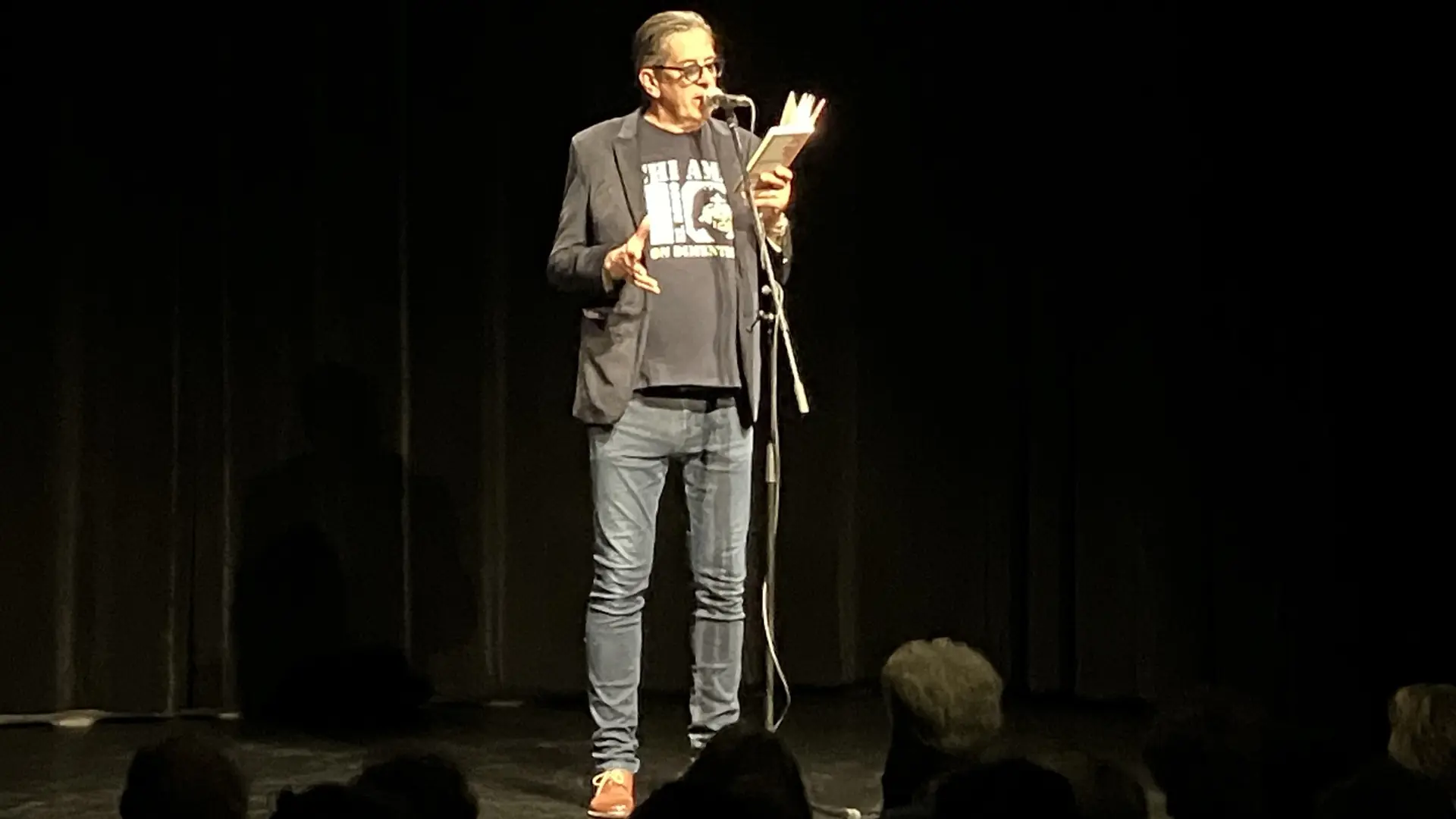 Pedro Lenz bei der Buchtaufe am 28.10. im Kleintheater Luzern