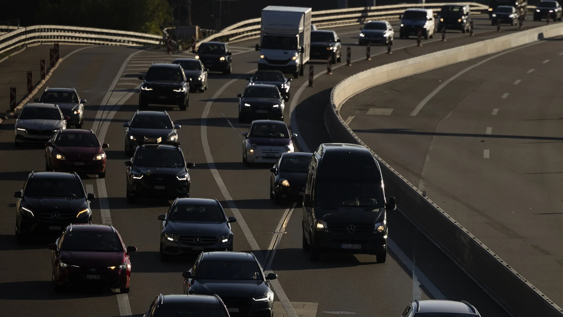 Mehrere Autos stauen sich auf einer Autobahn