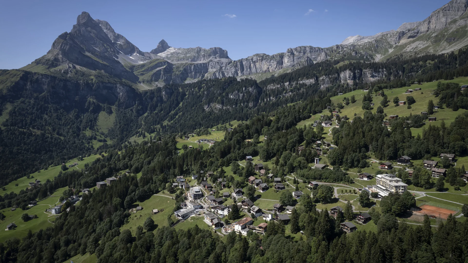 Das Bergdorf Braunwald aus der Vogelperspektive