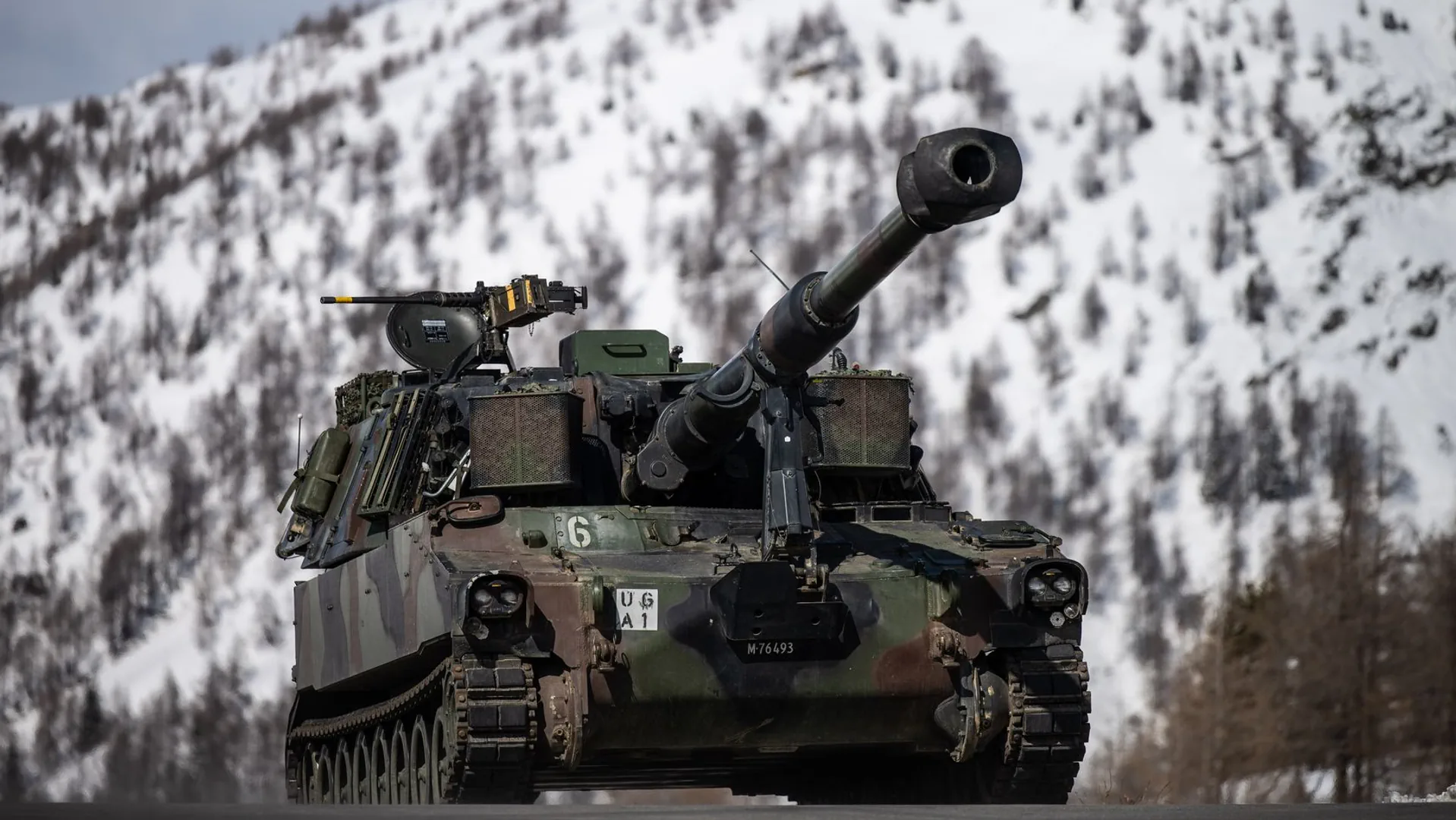 Ein Panzer in der verschneiten Landschaft.