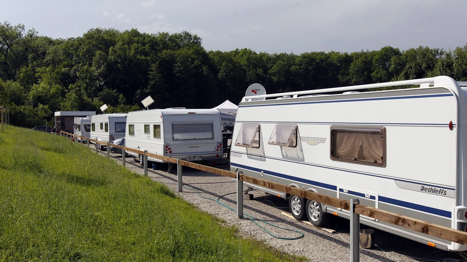 Ein Halteplatz mit verschiedenen Wohnwagen