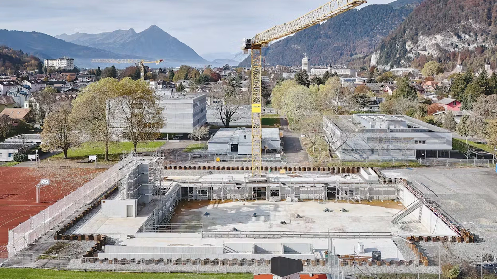 Blick auf den Rohbau der Dreifachsporthalle Interlaken