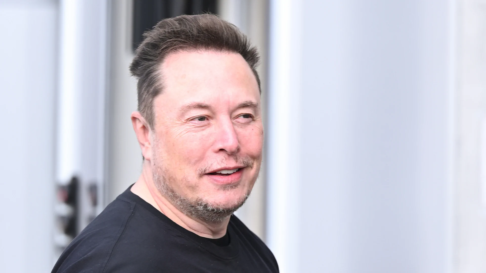 Tech-Milliardär und X-Besitzer Elon Musk im Porträt, lächelnd