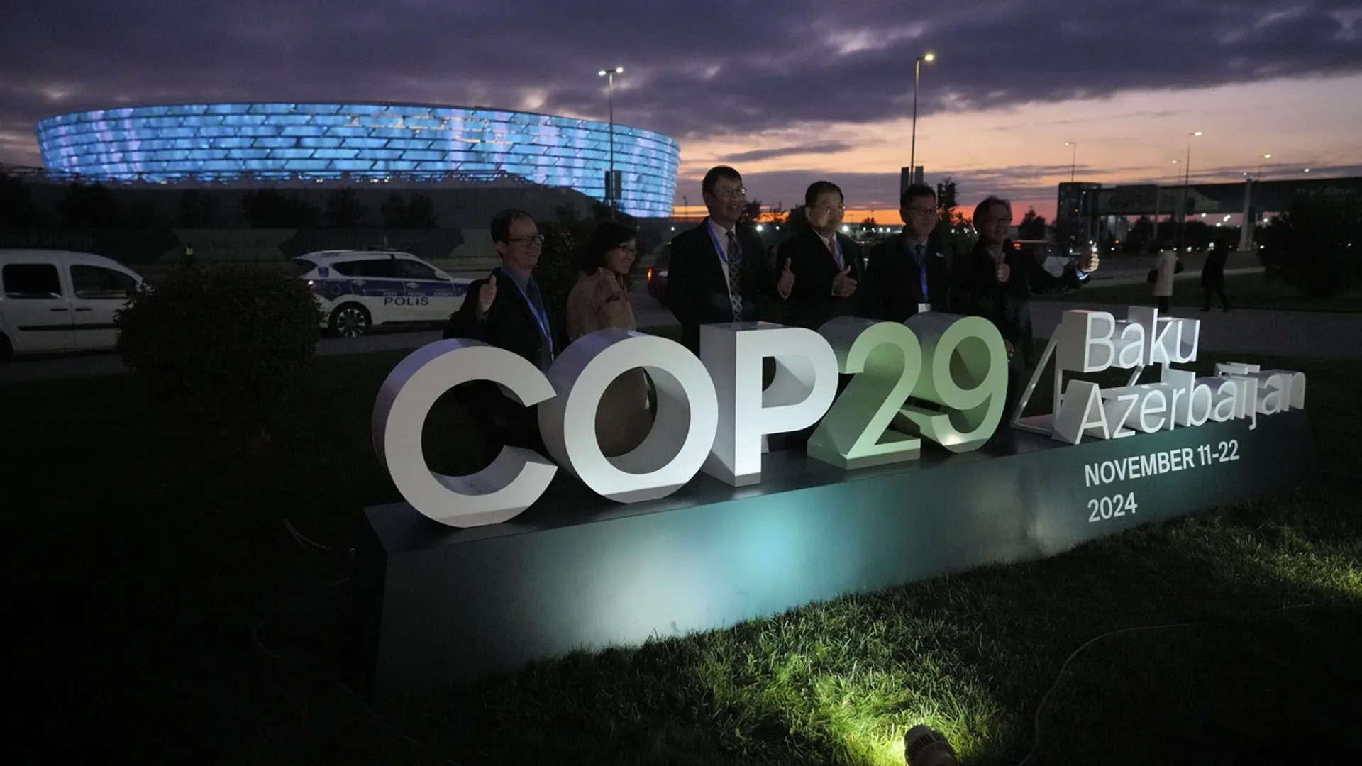 Das erleuchtete Logo der Klimakonferenz COP29 in Baku