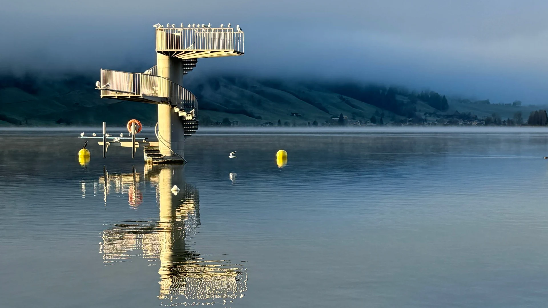 Sprungturm im Ägerisee im Nebel.