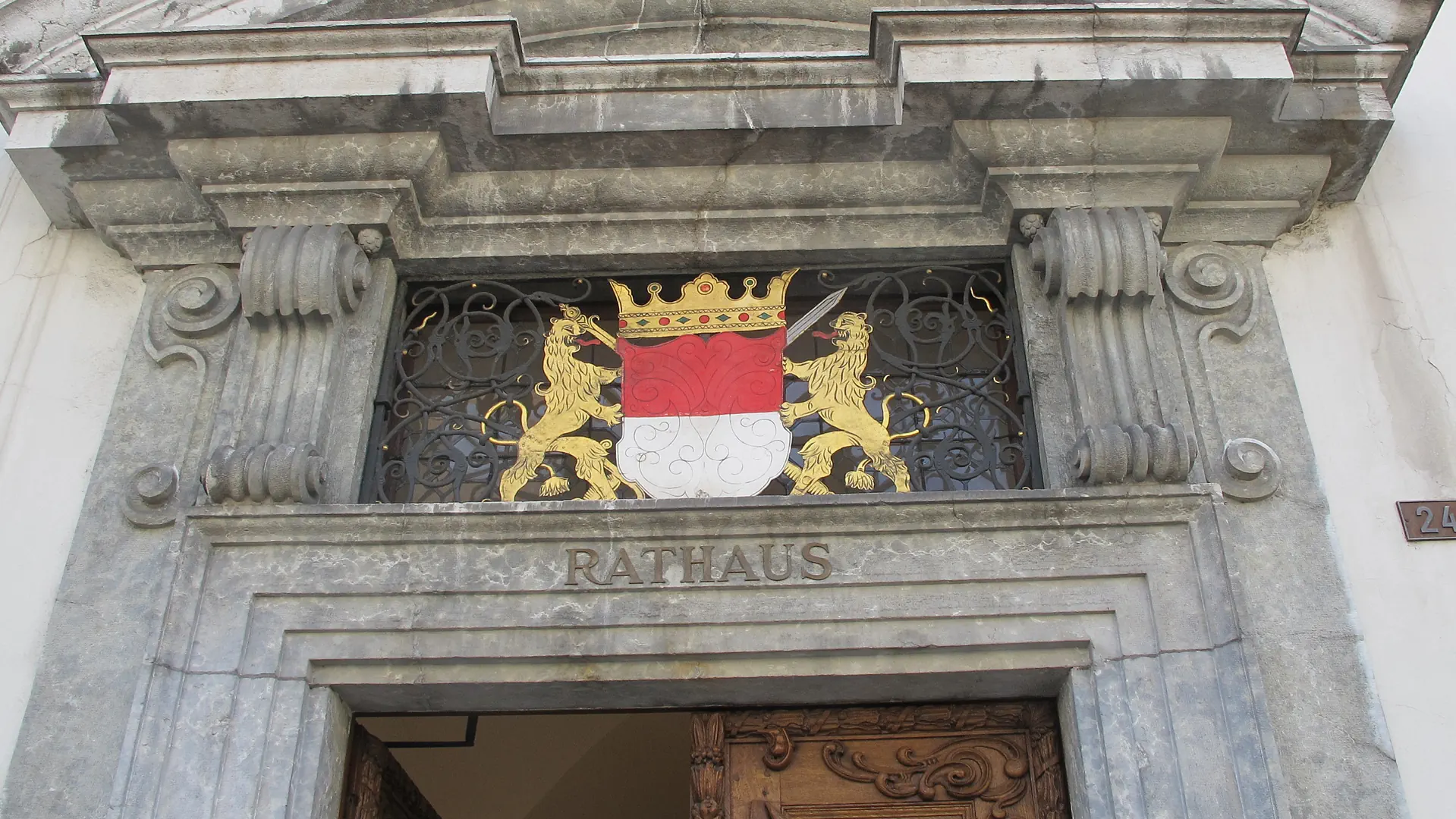 Das Portal des Rathauses in Solothurn. Hier ist der Sitz des Regierungsrates. Man sieht das Wappen des Kantons.