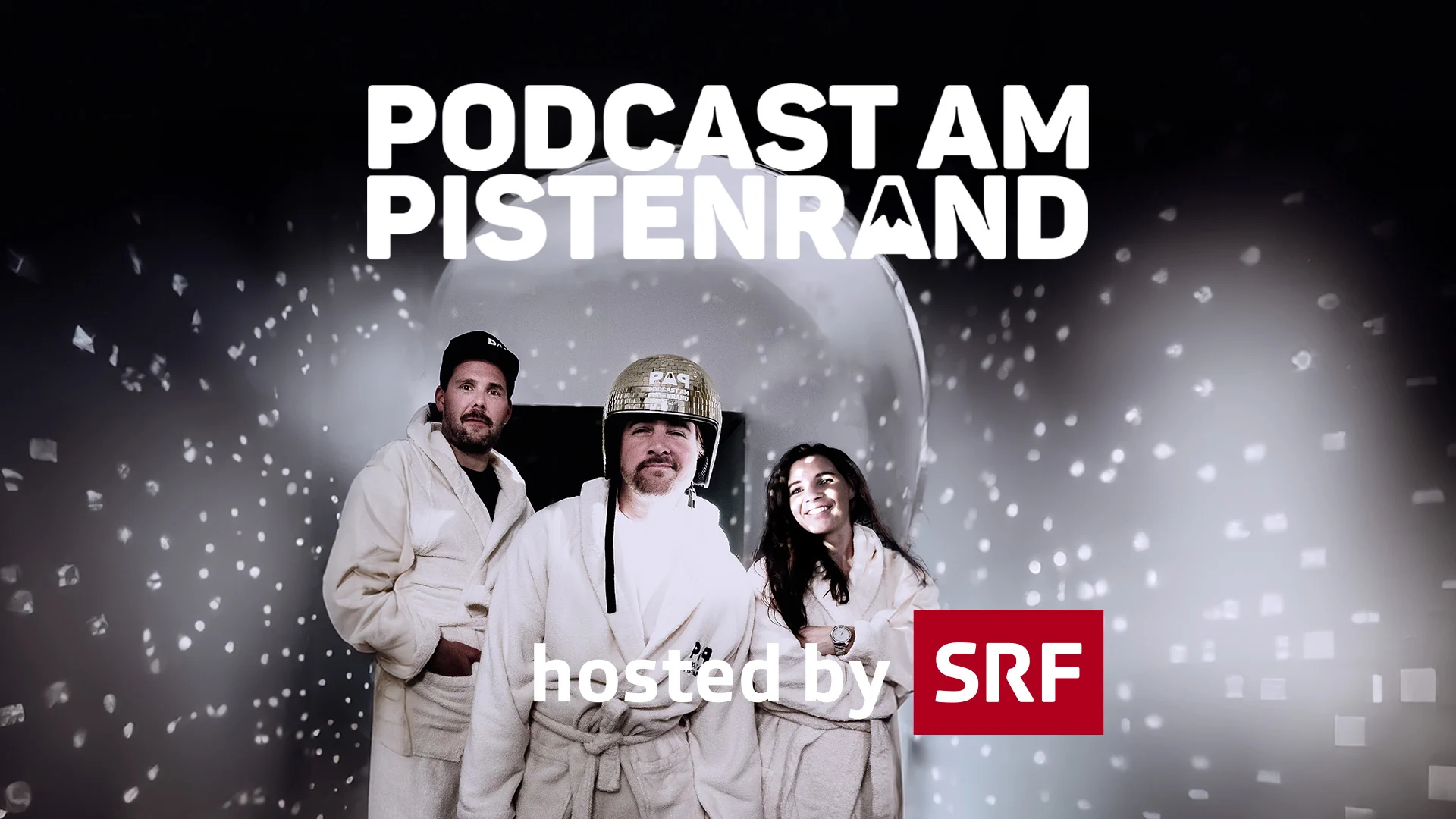 Die Hosts des Podcasts «Podcast am Pistenrand», Michael Schweizer, Marc Berthod und Tina Weirather, stehen nebeneinander und tragen Bademäntel. Marc trägt zudem einen Skihelm in Disco-Kugle-Optik.