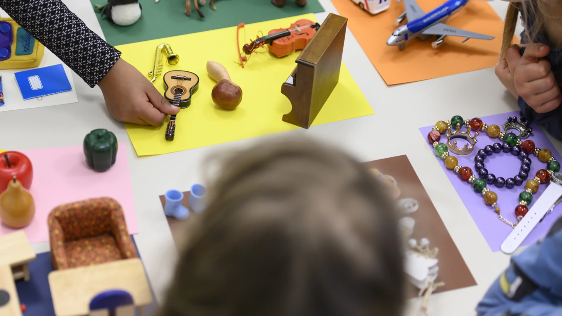 Kinder spielen mit verschiedenen Spielsachen