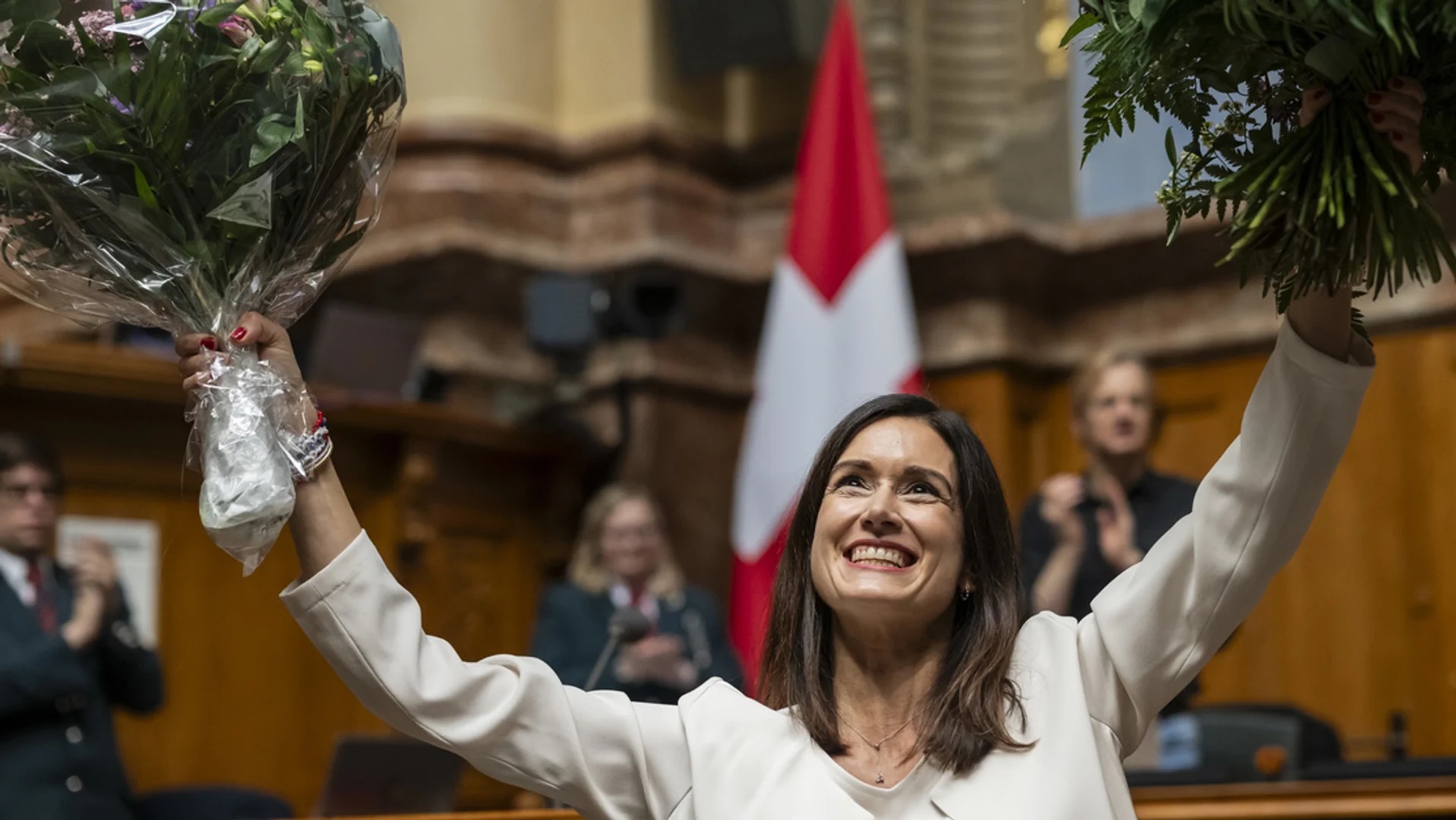 Maja Riniker hält zwei Blumensträusse in den Händen nach der Wahl zur Nationalratspräsidentin