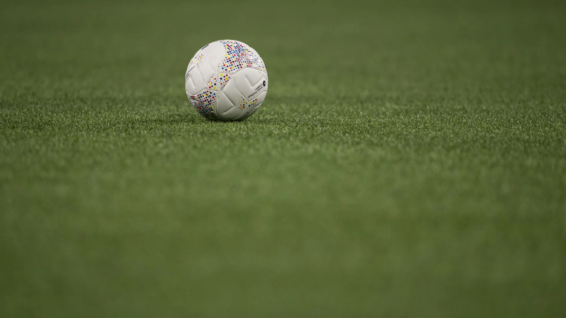 Fussball auf einem Rasenplatz