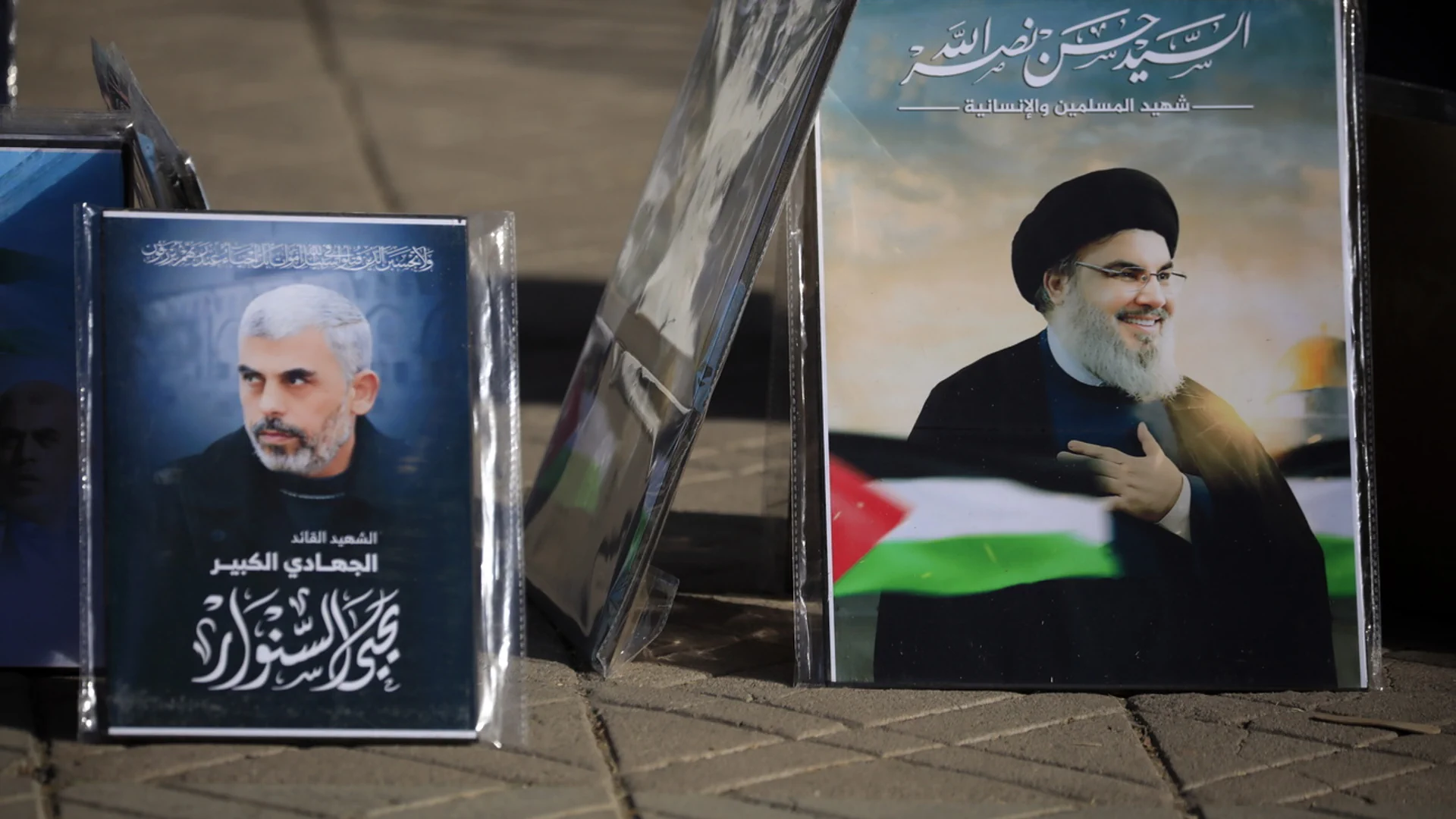 Plakate zeigen die ehemaligen Chefs von Hamas und Hisbollah, Yahya Sinwar und Hassan Nasrallah.