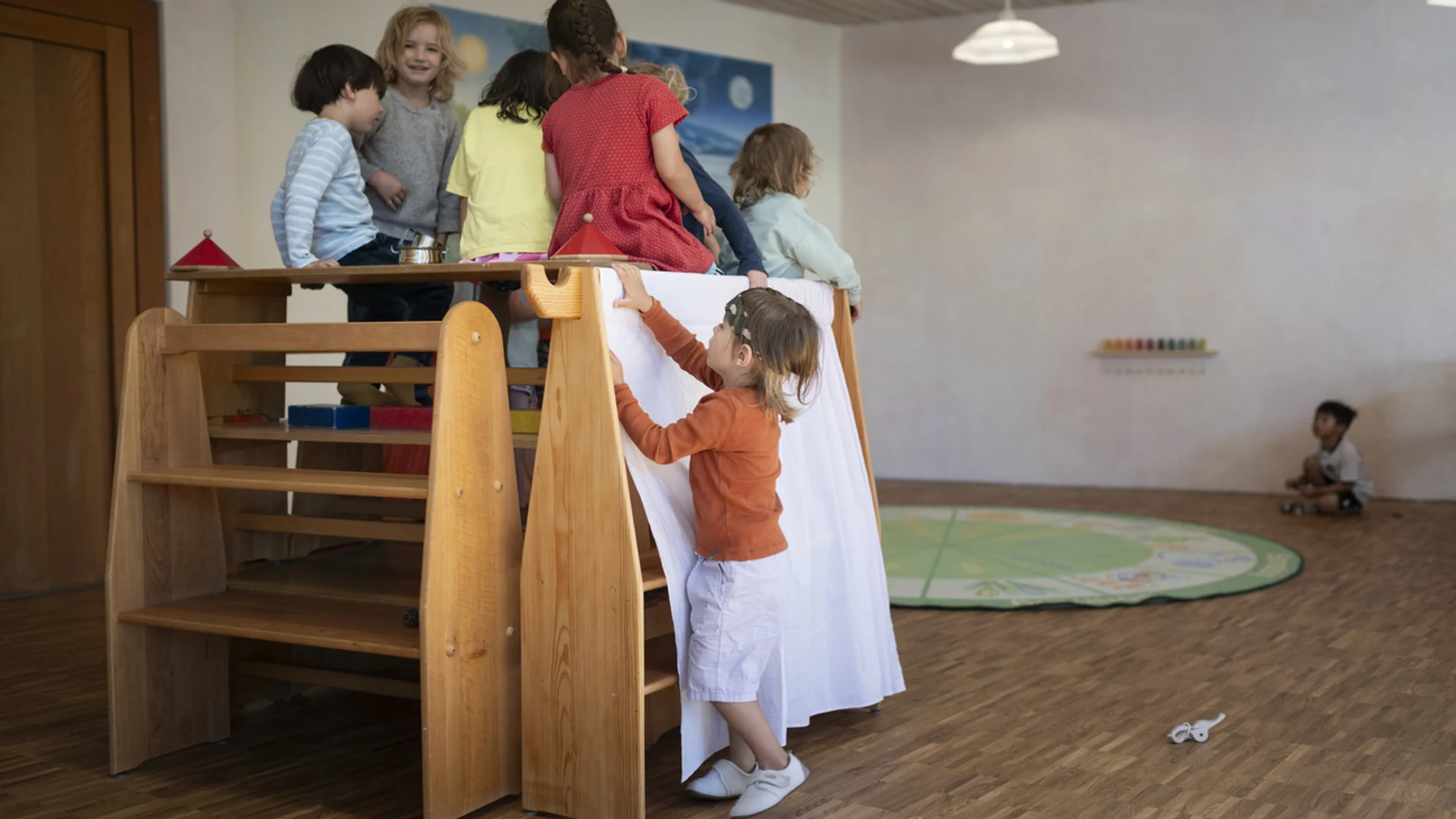 Kinder spielen im Kindergarten