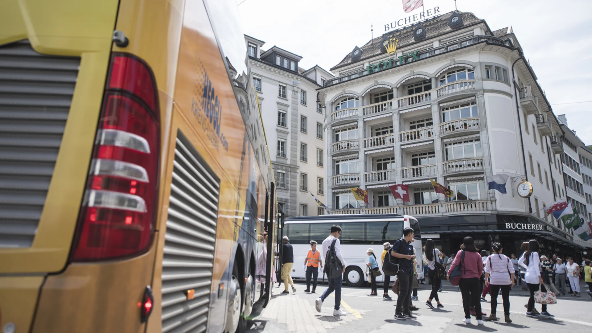 Cars und Leute am Schwanenplatz