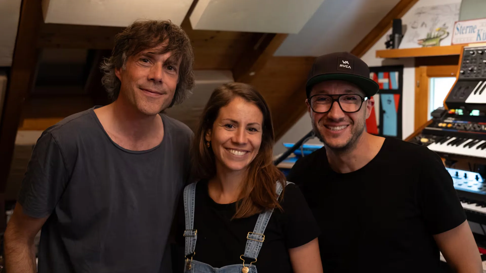 Adrian Stern, Eliane und Ritschi stehen im Tonstudio und lachen in die Kamera