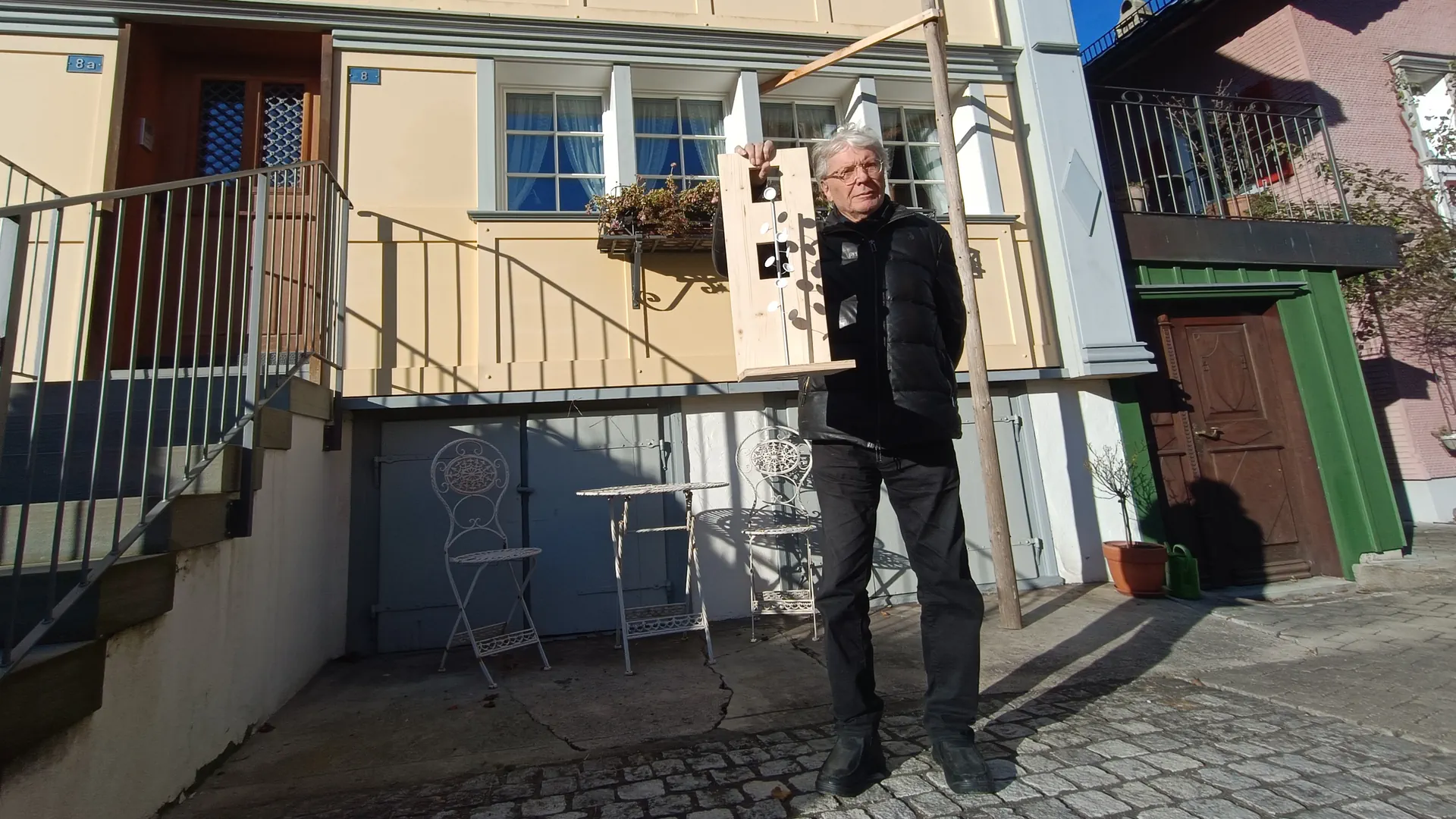 Der Appenzeller Künstler Roman Signer zeigt ein Model des Kunstwerks.